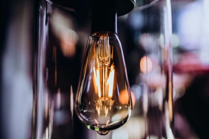 Leuchtende Lampe – mit LED-Technik Strom sparen und gemütliches Licht genießen, empfiehlt die EV Greiz