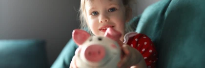 Kind hält rosa Sparschwein – mit dem Greizer Sparstrom der EV Greiz Bonuspunkte sammeln und doppelt sparen