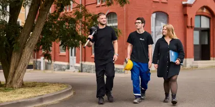 Drei junge Menschen laufen auf die Kamera zu.