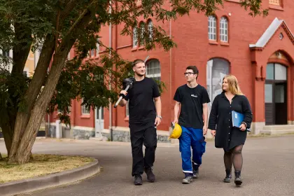 Drei junge Menschen laufen auf die Kamera zu.