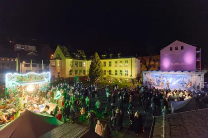 Das Gelände der EV Greiz erstrahlt in vielen bunten Lichtern, gemütlichen Lichterketten und viele Besucher strömen durch das Gelände.