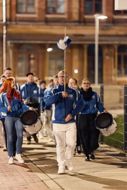 Der Fanfarenzug Greiz e.V führt den Lampionauszug an.