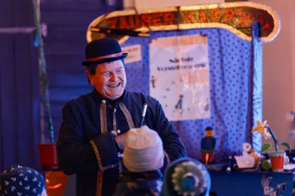 Der Zauberkünstler &amp;quot;Peter M.&amp;quot; begeistert große und kleine Besucher mit seinen Zaubertricks.