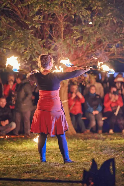 Dei spektakuläre Feuershow der &amp;quot;Freaks on Fire&amp;quot; begeistert groß und klein mit goldenem Funkenregen, leuchtenden Fackeln und Artistik.