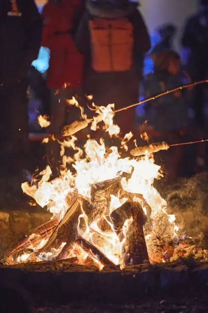 Über dem Lagerfeuer kann man sich leckeres Stockbrot selbst zubereiten.