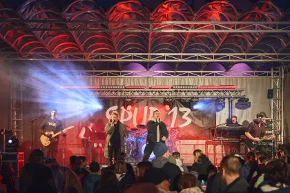 Die Band &amp;quot;Spur 13&amp;quot; begeistert mit tollen Songs auf der Bühne.