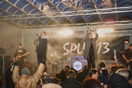 Die Band &amp;quot;Spur 13&amp;quot; begeistert mit tollen Songs auf der Bühne.