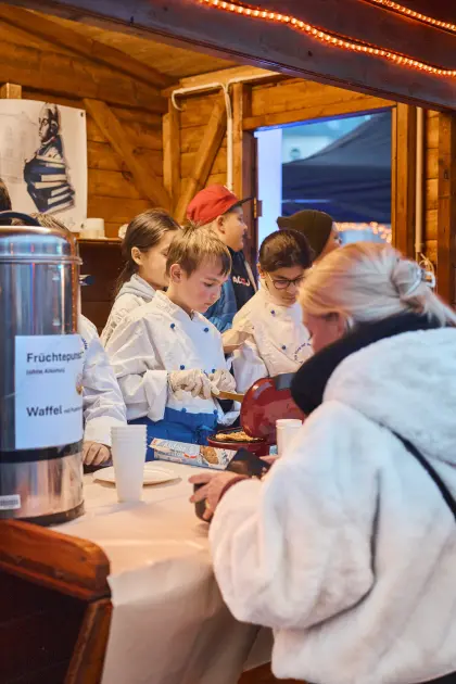 Die Schüler der &amp;quot;Lessingregelschule&amp;quot; backen leckere Waffeln.