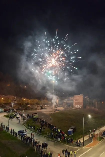 Der krönende Abschluss des Lichterfests 2025: Der Himmel erstrahlt in bunten Farben und wird von Raketen erhellt.