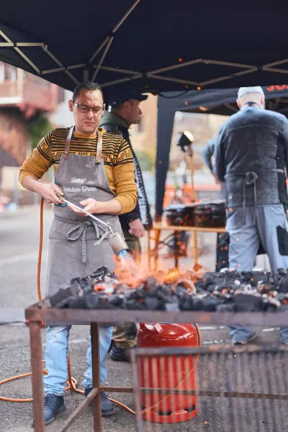 Der Grill des RSV Rotation wird angezündet.