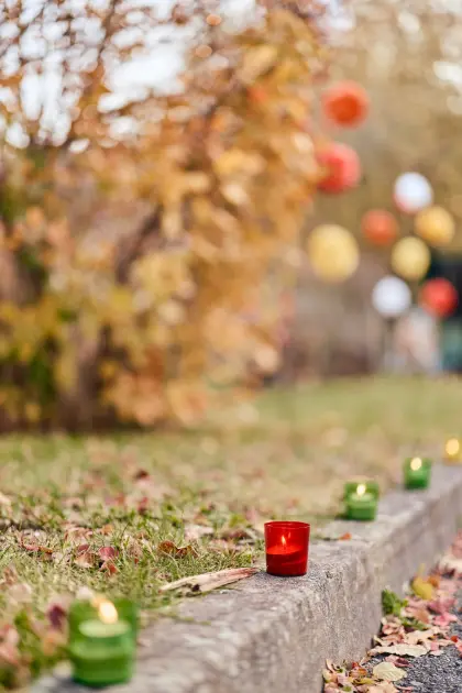 Das Gelände ist geschmückt mit bunten Lampions und bunten Teelichtern.