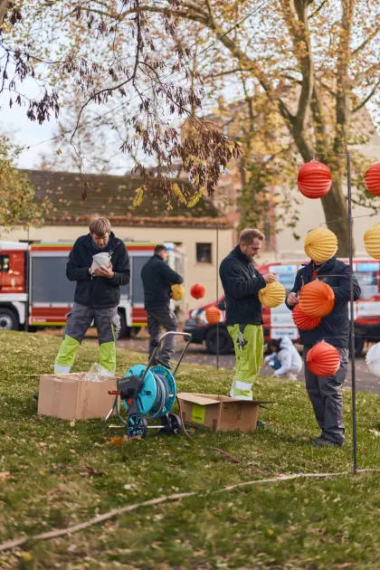 Die Mitarbeiter der EV Greiz schmücken das Gelände mit bunten Lampions .