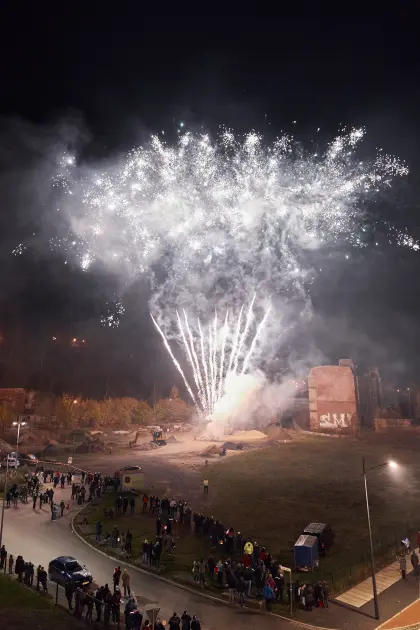 Der krönende Abschluss des Lichterfests 2025: Der Himmel erstrahlt in bunten Farben und wird von Raketen erhellt.