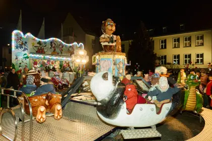 Im bunten Karusell &amp;quot;Safari-Jet&amp;quot; können die Kinder auf wilden Tieren reiten.