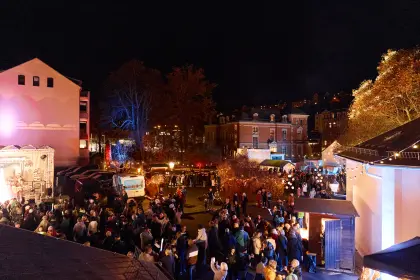 Das Gelände der EV Greiz erstrahlt in vielen bunten Lichtern, gemütlichen Lichterketten und viele Besucher strömen durch das Gelände.