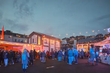 Das Gelände der EV Greiz erstrahlt in vielen bunten Lichtern, gemütlichen Lichterketten und viele Besucher strömen durch das Gelände.