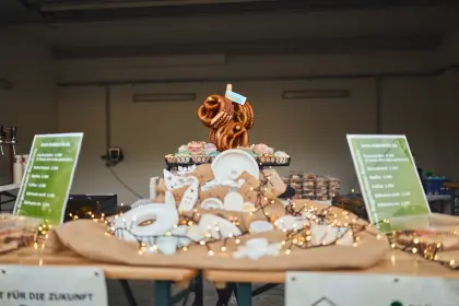 Auf dem Hof gibt es verschiedene Angebote an Essen, Getränken und auch Dekoelementen.