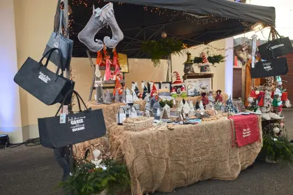 Auf dem Hof gibt es verschiedene Angebote an Essen, Getränken und auch Dekoelementen.