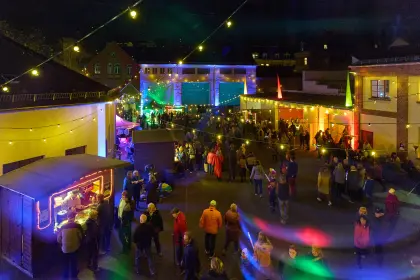 Das Gelände der EV Greiz erstrahlt in vielen bunten Lichtern, gemütlichen Lichterketten und viele Besucher strömen durch das Gelände.