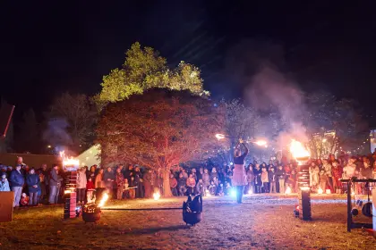 Die spektakuläre Feuershow der &amp;quot;Freaks on Fire&amp;quot; begeistert groß und klein mit goldenem Funkenregen, leuchtenden Fackeln und Artistik.
