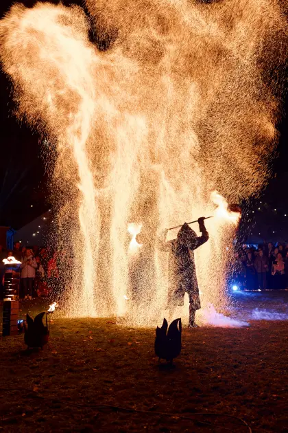 Dei spektakuläre Feuershow der &amp;quot;Freaks on Fire&amp;quot; begeistert groß und klein mit goldenem Funkenregen, leuchtenden Fackeln und Artistik.